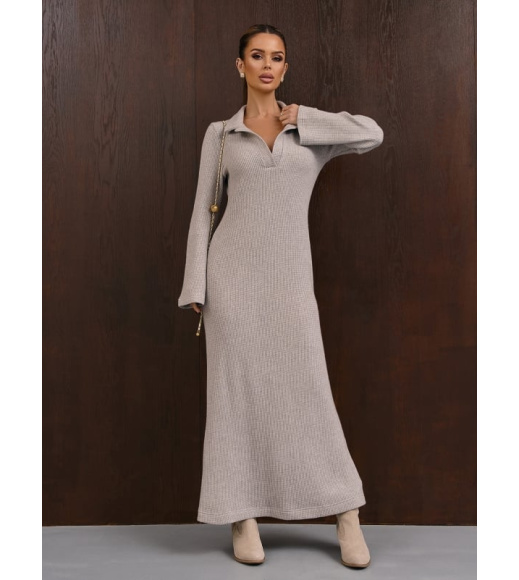 Серое длинное платье с V-образной горловиной