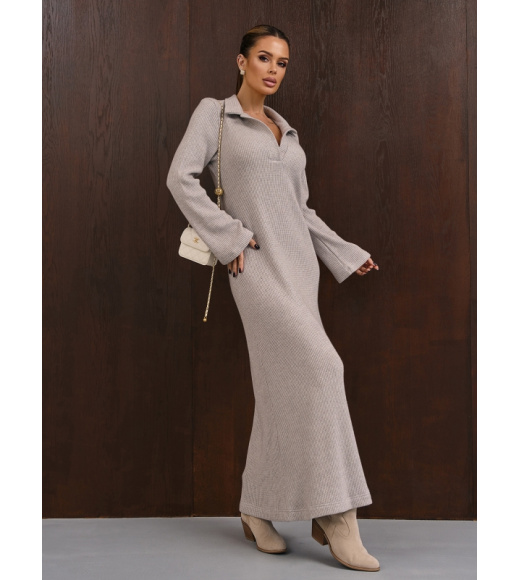Серое длинное платье с V-образной горловиной