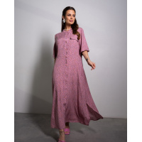 Темно-розовое платье-рубашка с разрезами