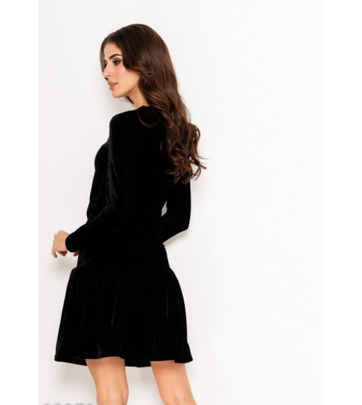 Черное однотонное велюровое платье с длинными рукавами и воланом