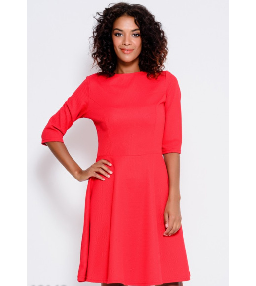 Красное платье из фактурной ткани с рукавами до локтей и расклешенной юбкой
