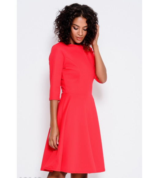 Червона сукня з фактурної тканини з рукавами до ліктів і розкльошеною спідницею