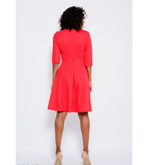 Красное платье из фактурной ткани с рукавами до локтей и расклешенной юбкой