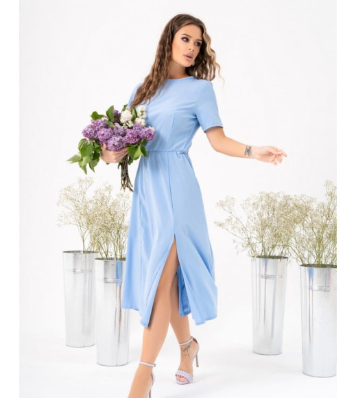Голубое платье с разрезом и вырезом на спине