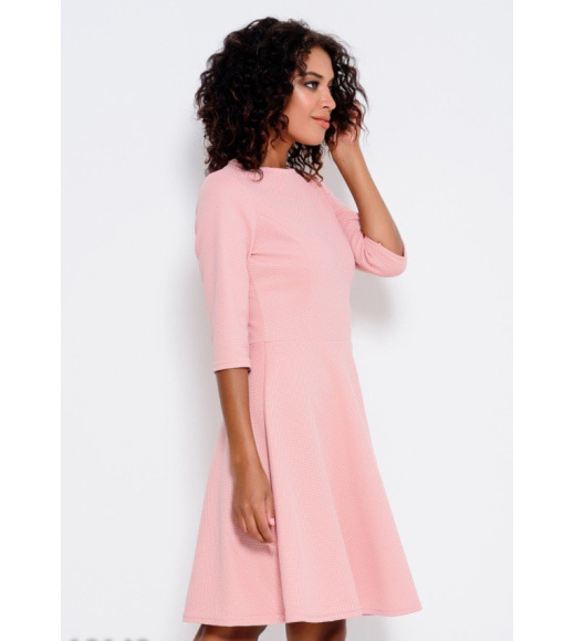 Розовое платье из фактурной ткани с рукавами до локтей и расклешенной юбкой