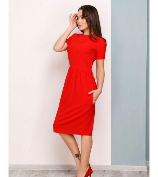 Красное классическое присборенное на талии платье