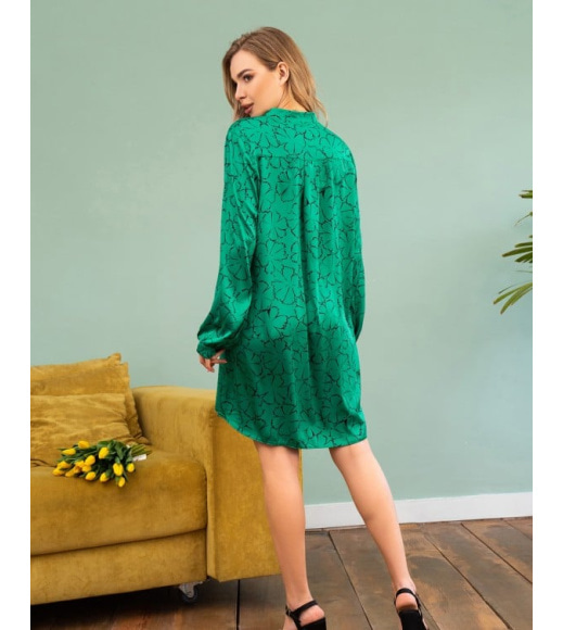 Зеленое свободное платье кроя рубашки