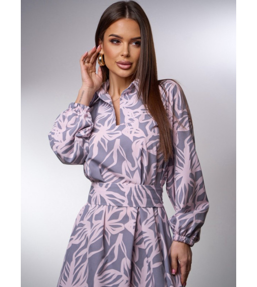 Серо-розовое платье-трапеция с крупным принтом