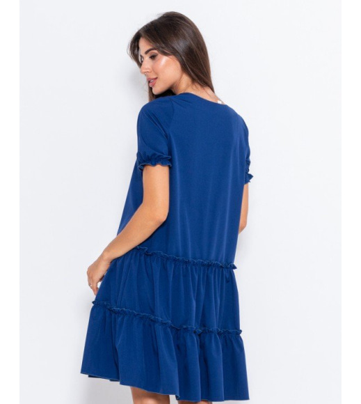 Синее свободное платье-трапеция с рюшами