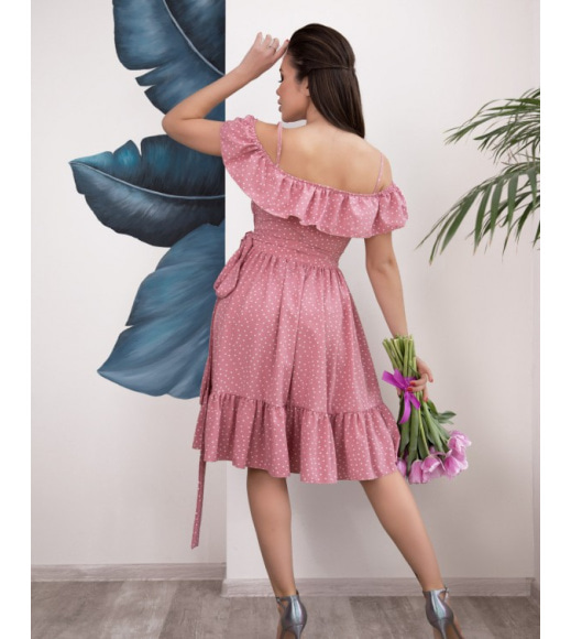 Розовое в горошек платье-халат с воланами