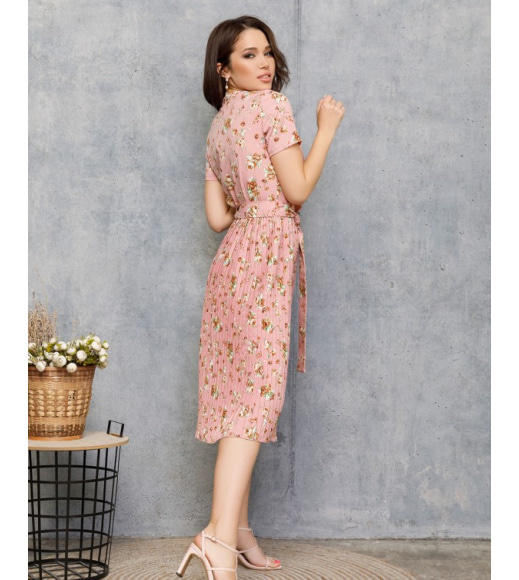 Розовое платье с плиссировкой и цветочным принтом