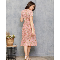 Розовое платье с плиссировкой и цветочным принтом