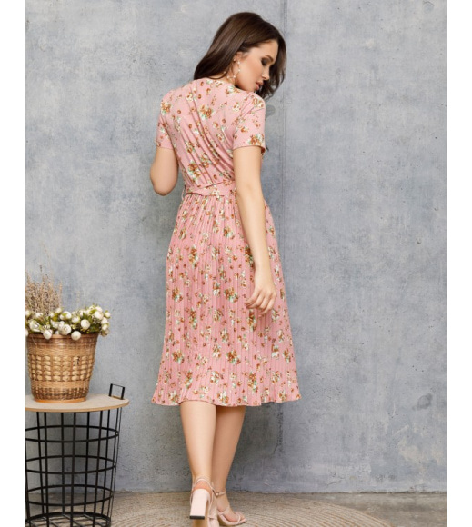 Рожеве плаття з плісировкою і квітковим принтом