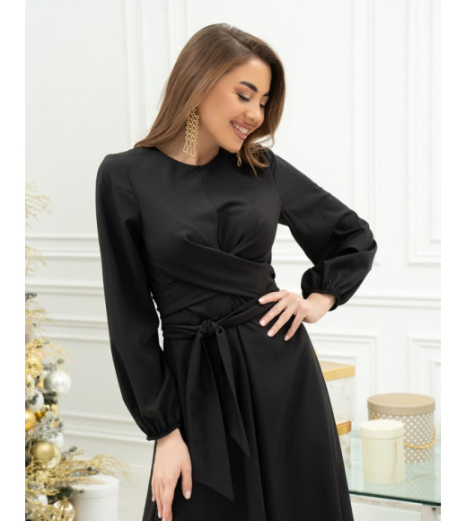 Черное приталенное платье с завязками