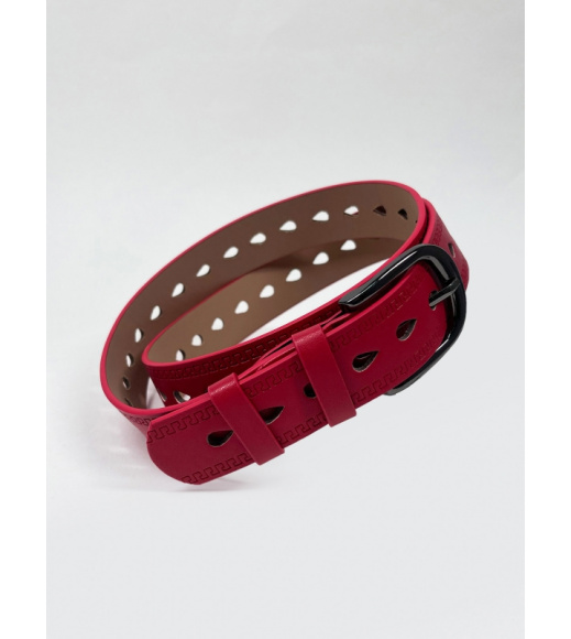 Красный кожаный ремень с фигурной перфорацией