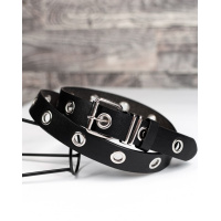 Ремень черного цвета с люверсами