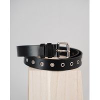 Черный кожаный ремень с серебряными люверсами