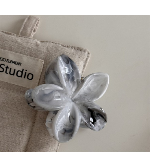 Серый крабик-цветок с эффектом мрамора