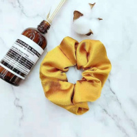 Объемная резинка для волос горчичного цвета