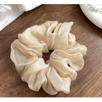 Объемная резинка для волос из бежевого шифона