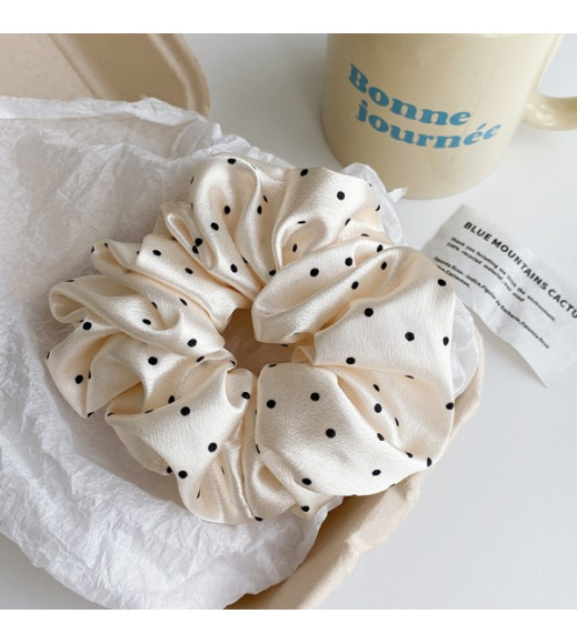 Объемная молочная резинка для волос в горошек