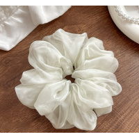 Объемная резинка для волос из молочного шифона