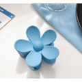 Блакитна шпилька-краб у вигляді квітки