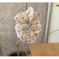 Молочная шифоновая резинка для волос в горох