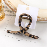 Бежевый крабик для волос с принтом