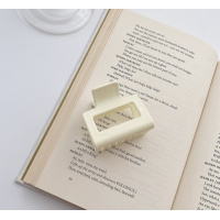 Заколка крабик молочного цвета