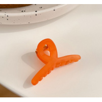 Маленькая заколка-крабик оранжевого цвета