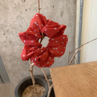 Красная шифоновая резинка для волос в горох