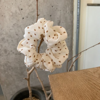 Молочно-бежевая шифоновая резинка для волос в горох