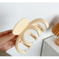 Заколка-краб молочного цвета