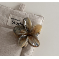 Бежевый крабик-цветок с эффектом мрамора