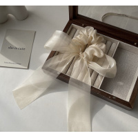 Резинка-бант молочного цвета из органзы