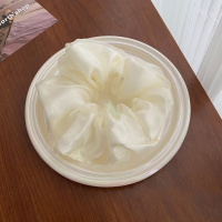 Объемная резинка молочного цвета