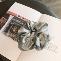 Объемная резинка для волос серого цвета