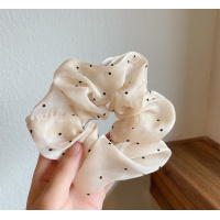 Молочная резинка для волос из органзы в горошек