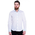 Белая мужская классическая рубашка с тонкой голубой отделкой