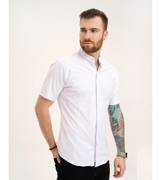 Белая классическая рубашка на кнопках