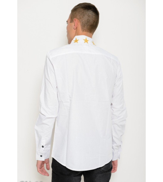 Біла сорочка з котону з довгими рукавами і вишитими зірками на комірі