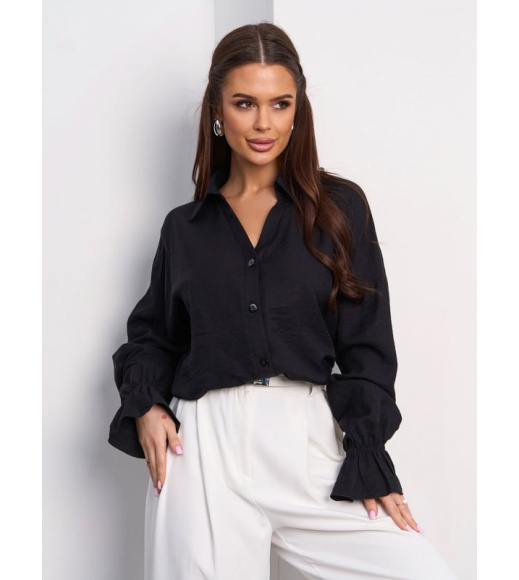 Черная льняная рубашка с воланами на рукавах