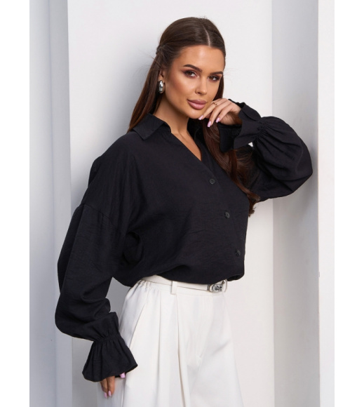 Черная льняная рубашка с воланами на рукавах
