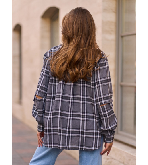 Фланелевая серая рубашка с вырезами на рукавах