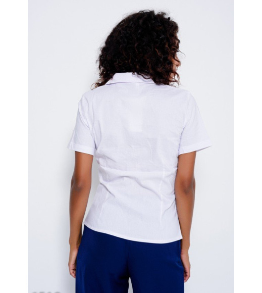 Белая коттоновая рубашка с присборенной полочкой и серебристыми заклепками на клапане и воротнике