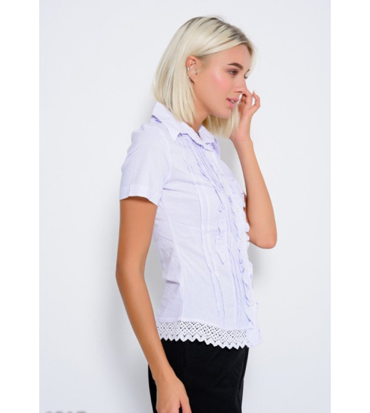 Белая рубашка с короткими рукавами, плиссировкой и рюшами спереди