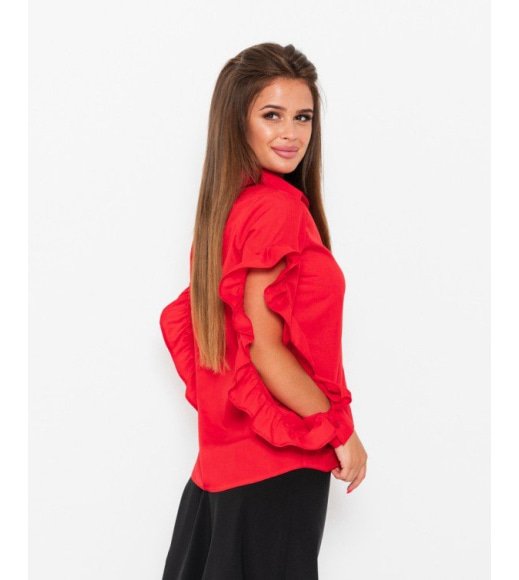 Красная рубашка с воланами и вырезами на рукавах