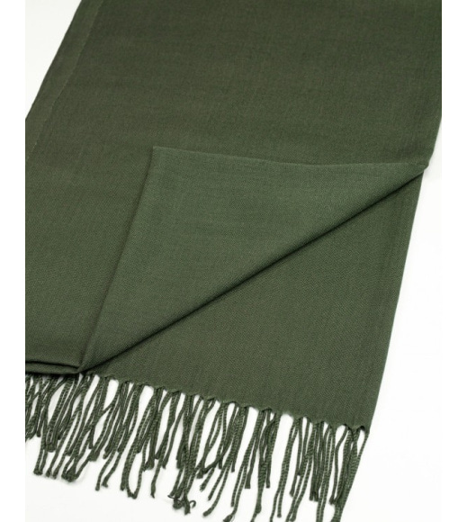 Однотонный шарф-палантин цвета хаки с бахромой