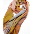 Горчичный клетчатый шарф-палантин с бахромой